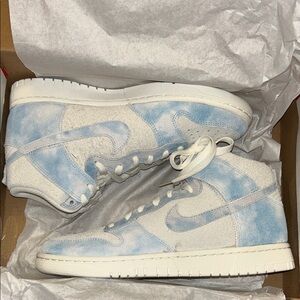 Nike High-Top Sneakers in Light Blue and White Dunk